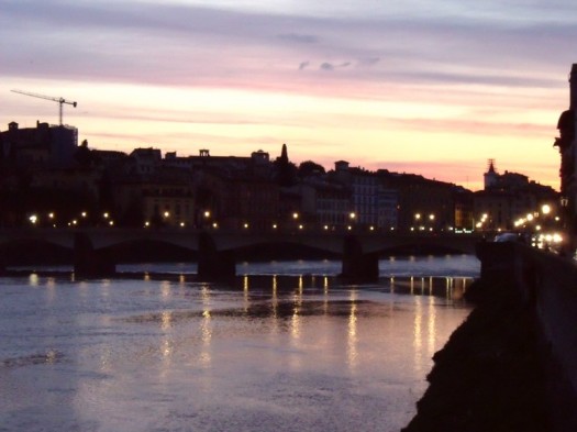 Der Fluss Arno im Abendlicht