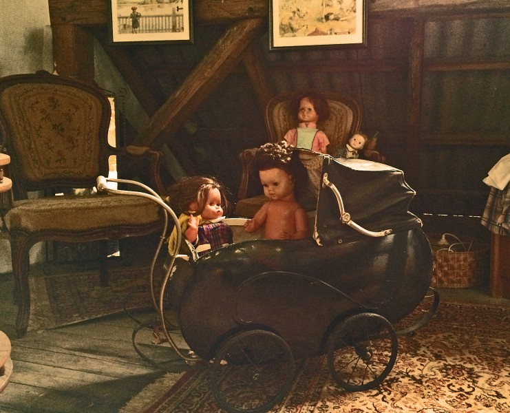 Die Puppenfamilie auf dem Dachboden