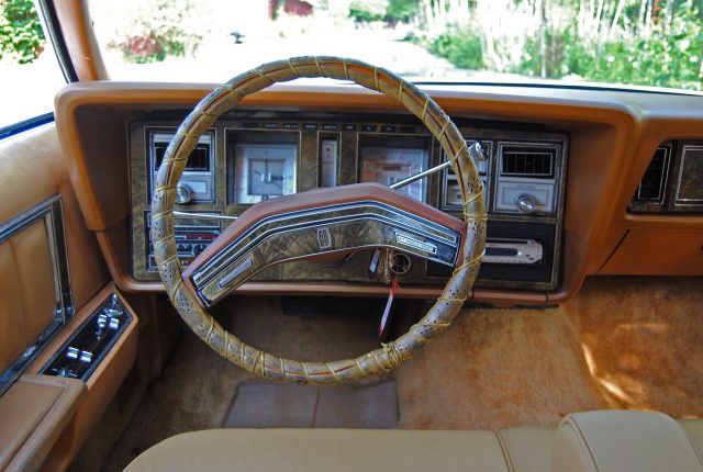 Ein Cockpit wie Omas Schrankwand. Mit Uhr von Cartier.