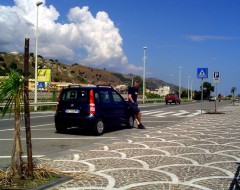 Kleines Auto in großer Welt