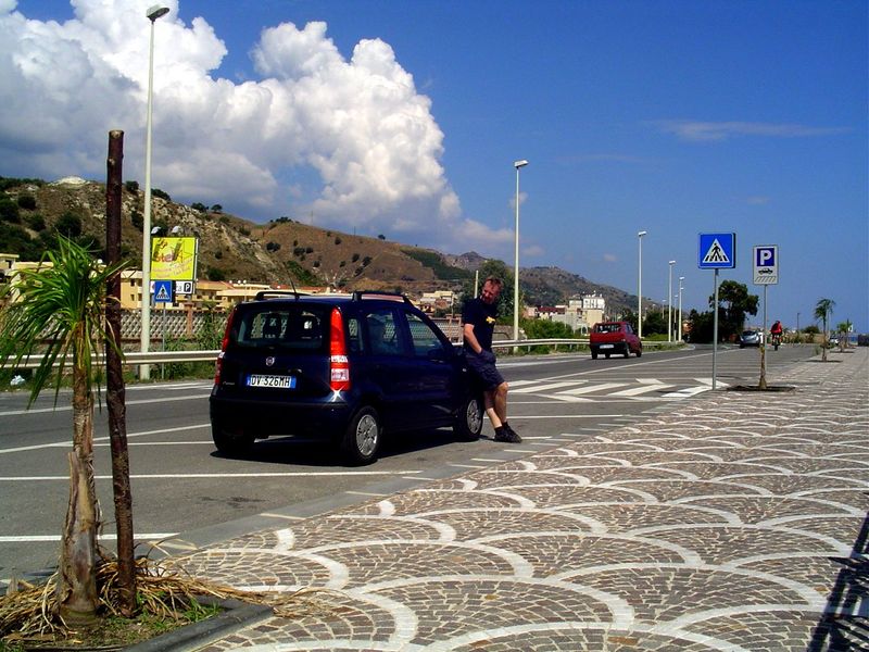 Kleines Auto in großer Welt