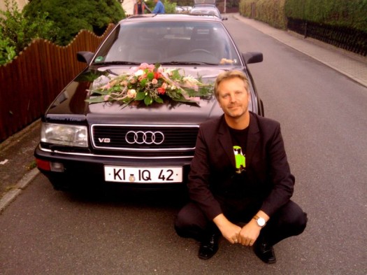 Ein Mann und sein Blumenauto