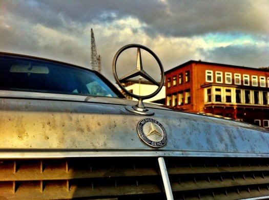 Ein Schiff im Hafen Hamburgs