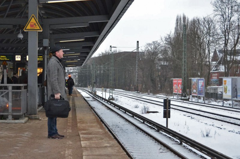 Der alte graue Mann auf dem Weg nach Osten