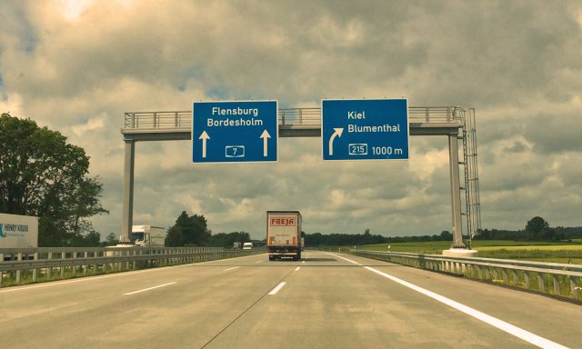 Von der großen Autobahn runter