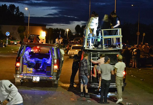 Party auf und in den Autos.