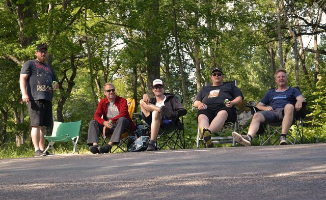 Fünf Männer am Straßenrand